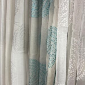 Set 2 Cortinas de Velo Bordado Diseño Mandala con Argollas 1,40 x 2,20 mts